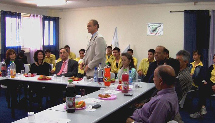 Global Family Chat 23_03_2009.005.jpg - Raja Kingsely presents the principles of Consciousness-Based Education at Daburiya school and mentions that many thousands of students all around the world enjoy the benefits of this holistic system of education.